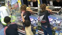 Niño prende fuego al cabello de adolescente dentro de tienda en Jalisco